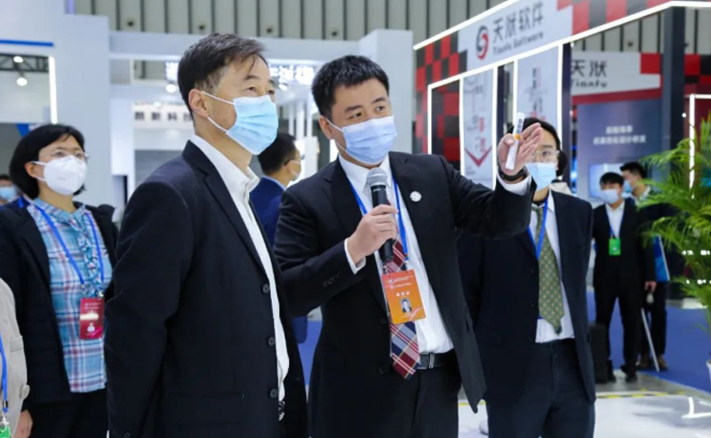 江蘇省工信廳副廳長(zhǎng)池宇視察亨通展臺(tái)